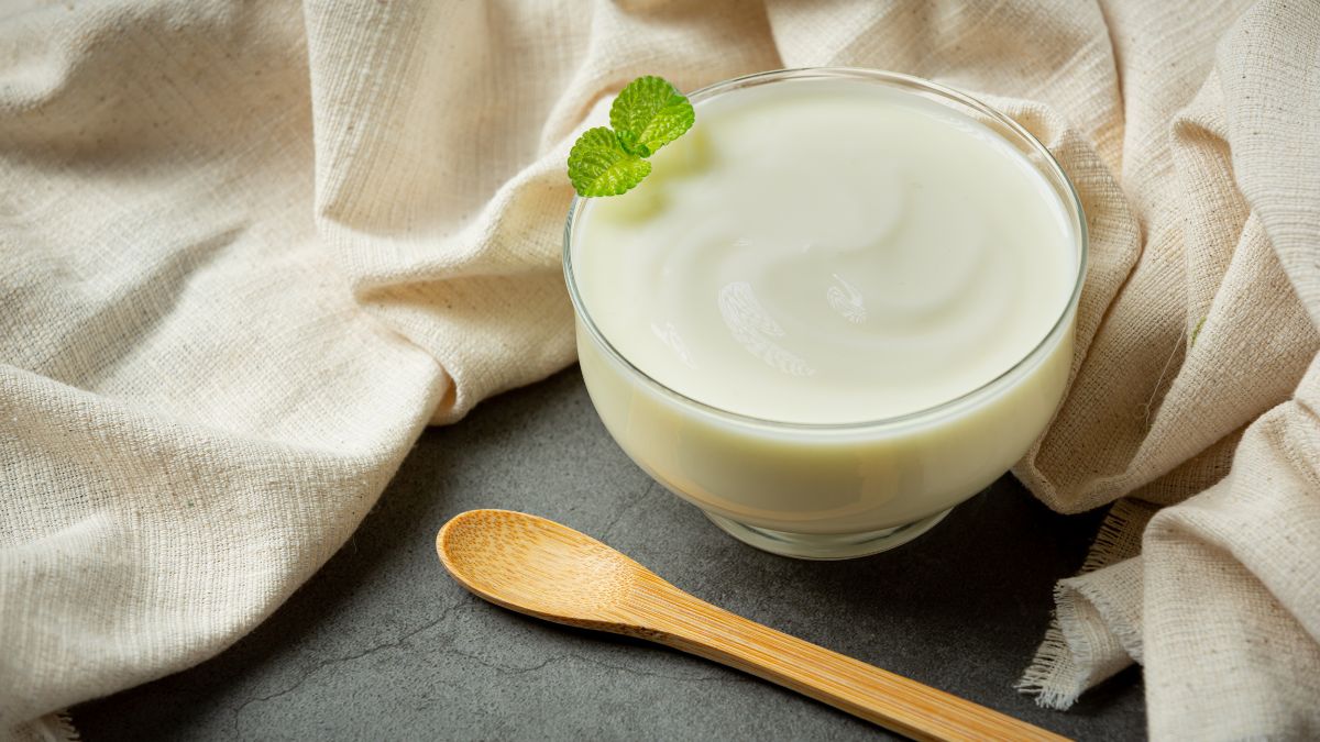 O iogurte natural é uma fonte surpreendente de potássio, ideal para o café da manhã ou o lanche da tarde/ Jcomp/Freepik