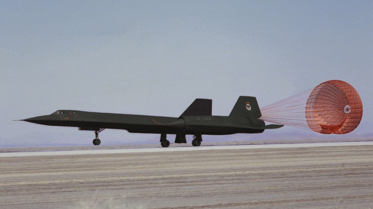 Utilizado para reduzir a velocidade após pousos em alta velocidade, o paraquedas era essencial para controlar a desaceleração do jato supersônico/ NASA/Flickr