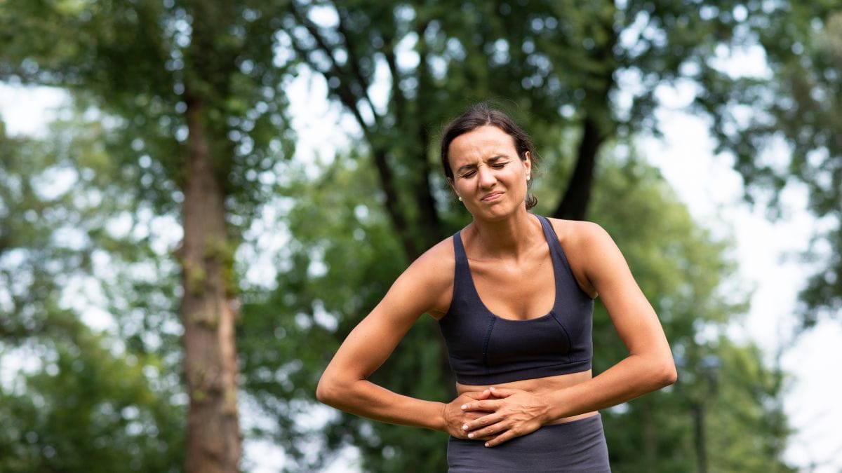 O fígado é um órgão vital e multitarefa, responsável por funções essenciais como a filtragem do sangue, a produção de bile, a regulação do metabolismo e o armazenamento de nutrientes, sendo fundamental para a manutenção da saúde geral do corpo / Freepik