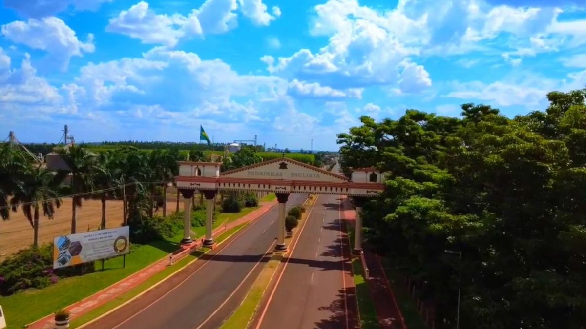 Pedrinhas Paulista, a 480 km de São Paulo, é conhecida como a "Roma brasileira" por ter sido fundada por imigrantes italianos e preservar até hoje fortes traços da cultura europeia / Fotos: Reprodução Youtube / MAM - AERO DRONE IMAGENS AÉREAS