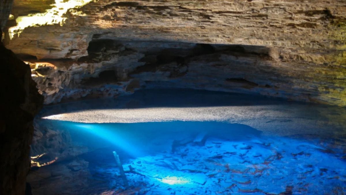 Poço Encantado: um espetáculo natural de luz e água /melhoresdestinos
