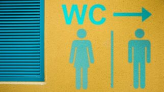 Placas com a sigla 'WC' continuam sendo referência universal para indicar banheiros, mesmo em países onde o termo não é usado no dia a dia
