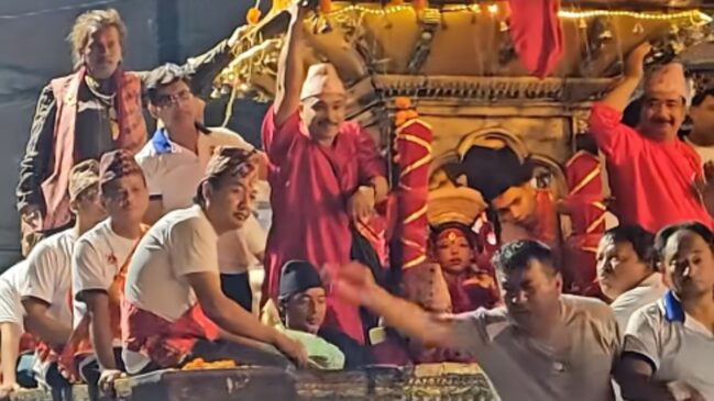 Aos 2 anos e 8 meses, Aryatara Shakya é carregada até o palácio-templo de Katmandu para ser entronizada como a nova Kumari, a "deusa viva" do Nepal