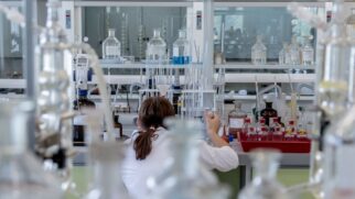 Usada em laboratórios, clínicas e indústrias, a água destilada também pode ser preparada em casa e virar aliada em truques práticos