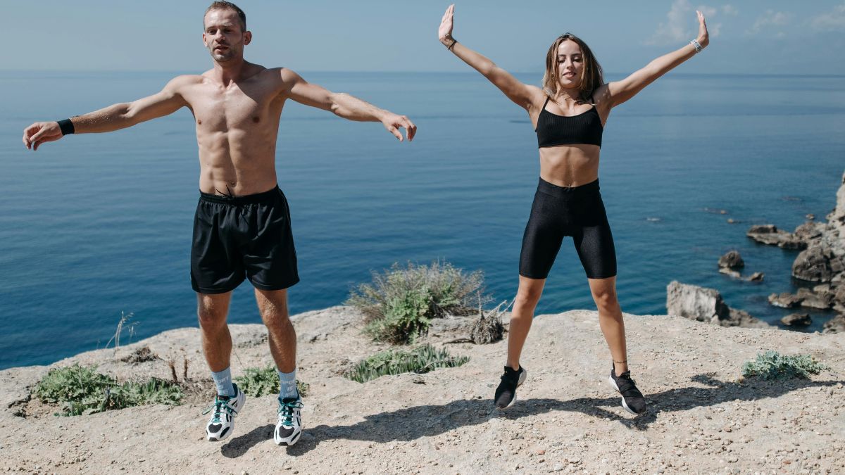 5. Polichinelo (Jumping Jack) Um clássico exercício cardiovascular, ideal para manter a frequência cardíaca elevada durante todo o circuito/ Pexels