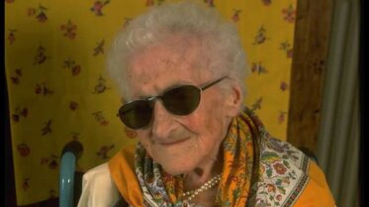 Seu estilo de vida foi completamente fora dos padrões considerados saudáveis: ela fumou até os 117 anos, bebia vinho tinto diariamente, comia mais de um quilo de chocolate por semana e não praticava exercícios / Pascol Parrot