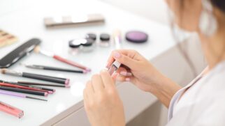 Presente em diversos cosméticos, o silício ganhou destaque por seus benefícios à beleza e à saúde da pele, sendo conhecido como o "elemento da beleza"