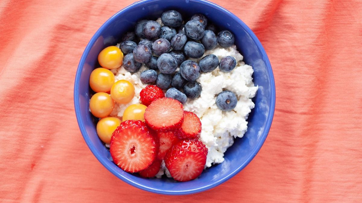 Com frutas e mel, o cottage se transforma em uma opção de café da manhã nutritiva e cheia de energia/ DraCat/Pixabay