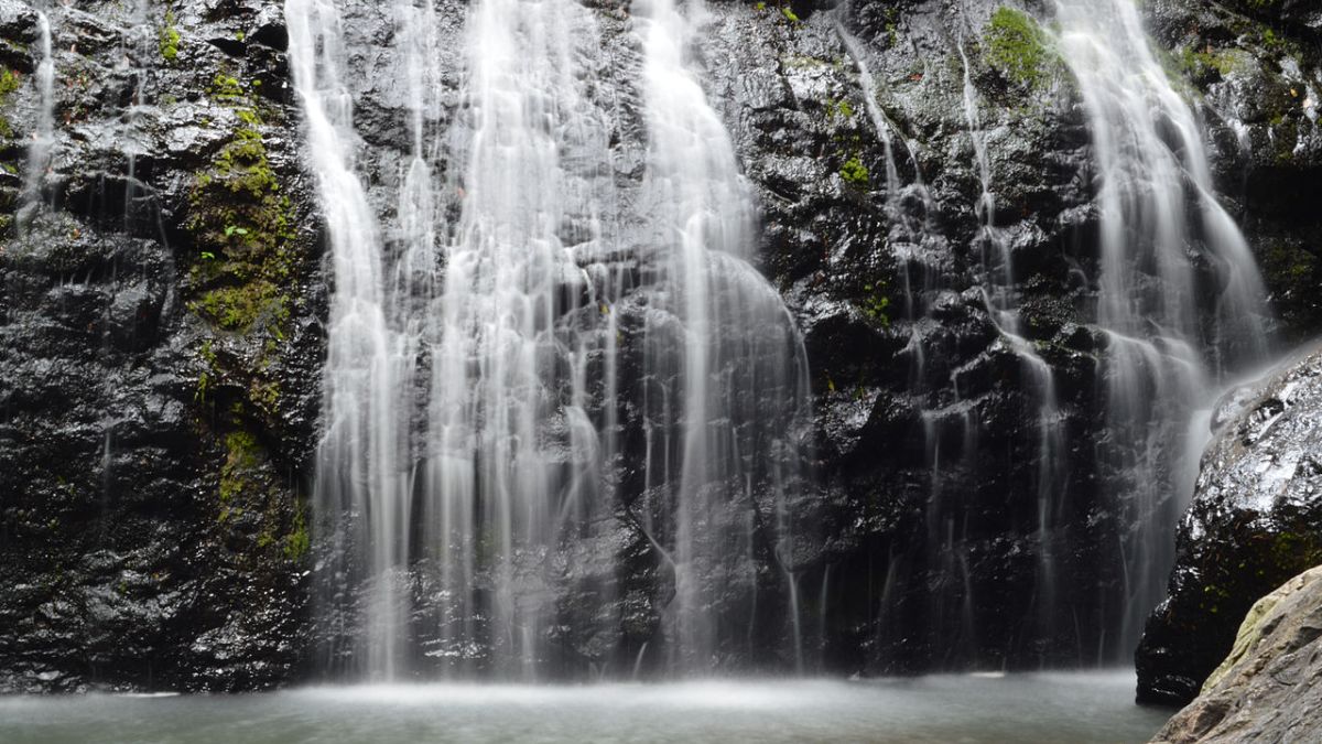 A Cachoeira das Sete Quedas é uma das mais belas e visitadas de Águas da Prata, com quedas que formam piscinas naturais ideais para banho/ Gabriel Peres/Wikimedia Commons