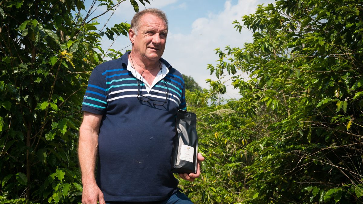 Francisco Nunes apresenta o café Rasma, cultivado e torrado na própria fazenda, que já conquistou prêmios nacionais e internacionais/ Secretaria de Turismo e Viagens