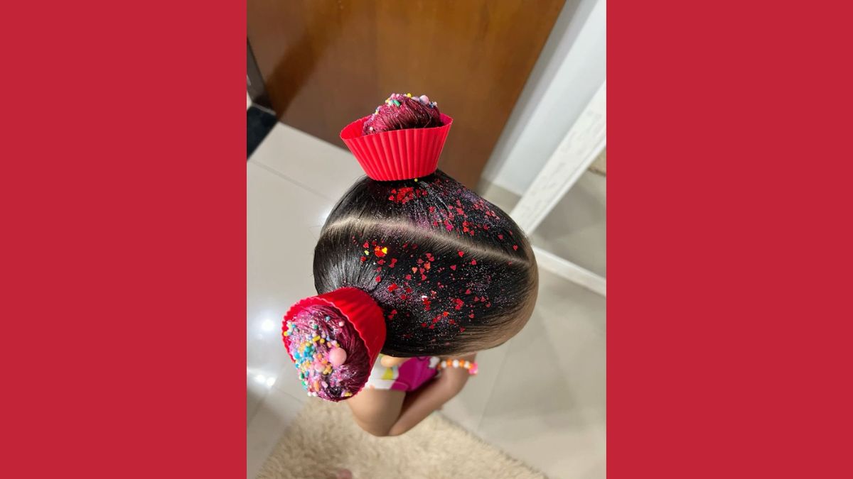 Dois coques ganham forminhas e confeitos de mentira, criando o visual mais doce do dia: um cabelo em forma de cupcakes/ Reprodução Pinterest/mikaellendocarmoo