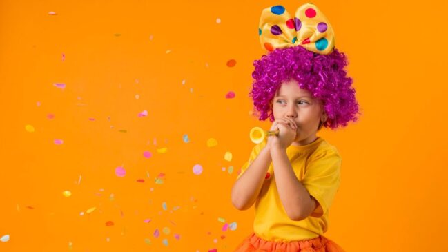 Com cabelos cheios de cor e fantasia, alunos celebram o Dia do Cabelo Maluco com alegria e originalidade