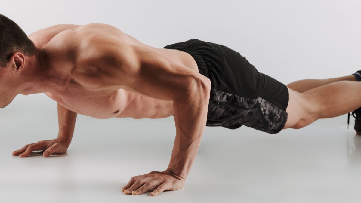 2. Flexão de braços (Push-up) Trabalha peito, ombros e tríceps. Mantenha o corpo reto e o abdômen contraído. Se for difícil, apoie os joelhos no chão/ Pexels
