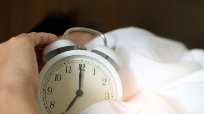 Noites interrompidas e sensação de cansaço ao despertar podem indicar distúrbios do sono ou alterações hormonais