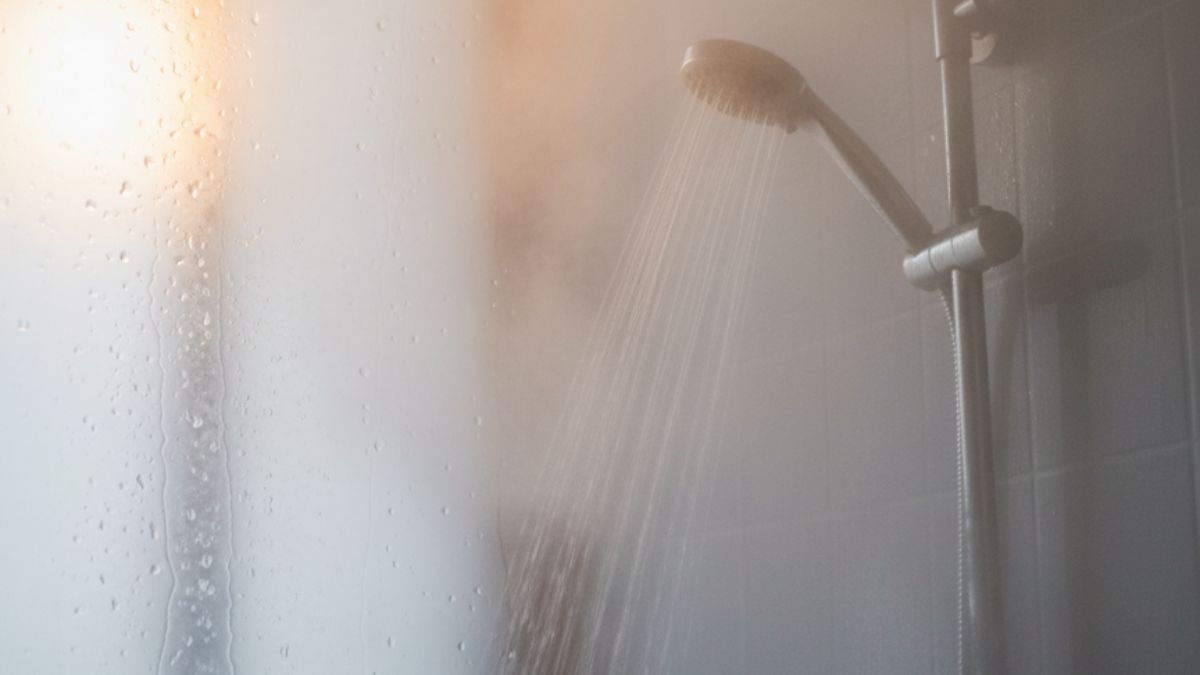 A água muito quente remove a oleosidade natural da pele e acelera o envelhecimento precoce/ Gerada por IA/Gemini