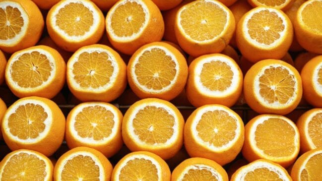 Frutas cítricas como laranja e toranja são excelentes fontes de vitamina C, que, além de fortalecer o sistema imunológico, estimulam o metabolismo do fígado e potencializam a eliminação de toxinas / freestockcenter/freepik