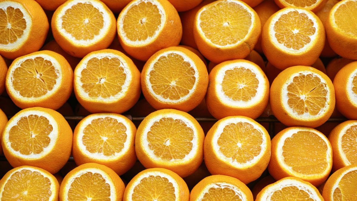 Frutas cítricas como laranja e toranja são excelentes fontes de vitamina C, que, além de fortalecer o sistema imunológico, estimulam o metabolismo do fígado e potencializam a eliminação de toxinas / freestockcenter/freepik