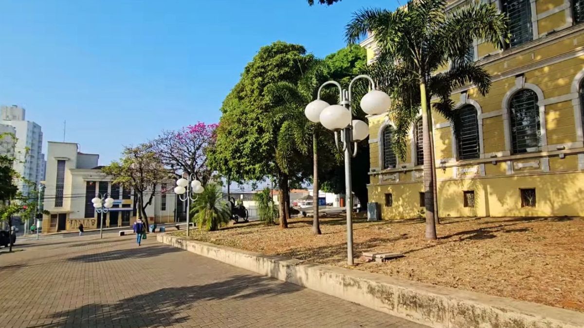 A avenida atrai cerca de 50 mil visitantes por mês, principalmente mulheres revendedoras e consumidoras