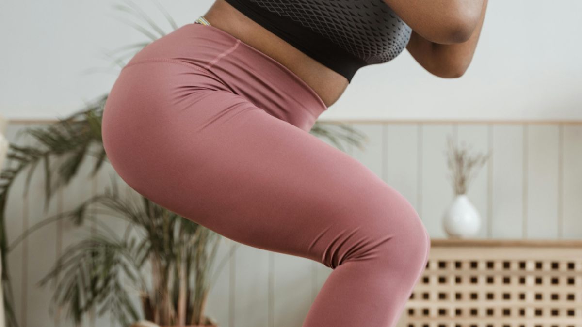 1. Agachamento com peso corporal (Squat) Fortalece pernas e glúteos. Mantenha as costas retas e agache como se fosse sentar em uma cadeira, mantendo os joelhos alinhados aos pés/ Pexels