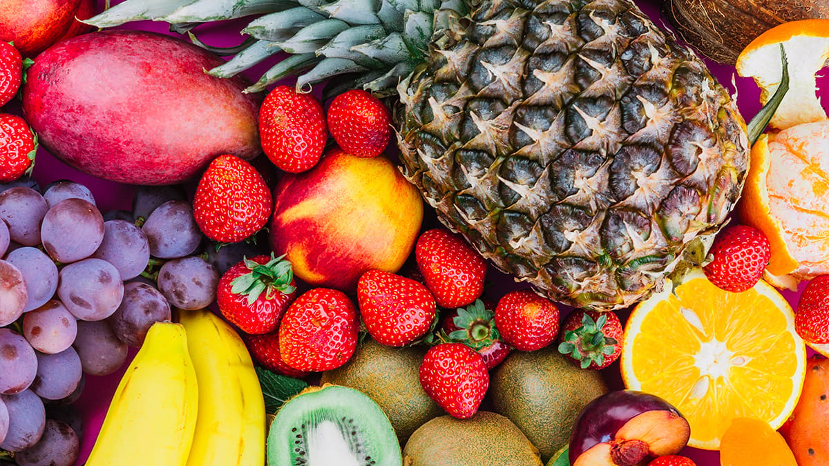 Inclua frutas frescas no prato - Freepik