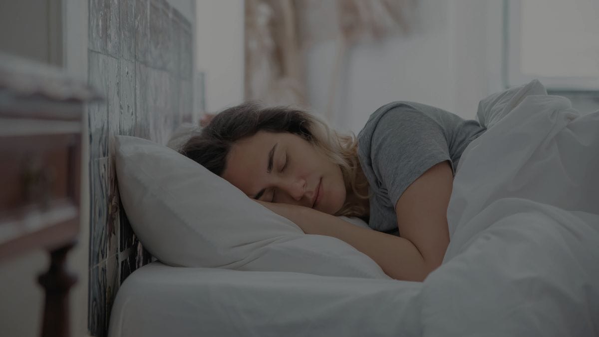 Dormir de lado pode causar vincos permanentes no rosto; a posição ideal é dormir de costas/ Kampus Production/Pexel