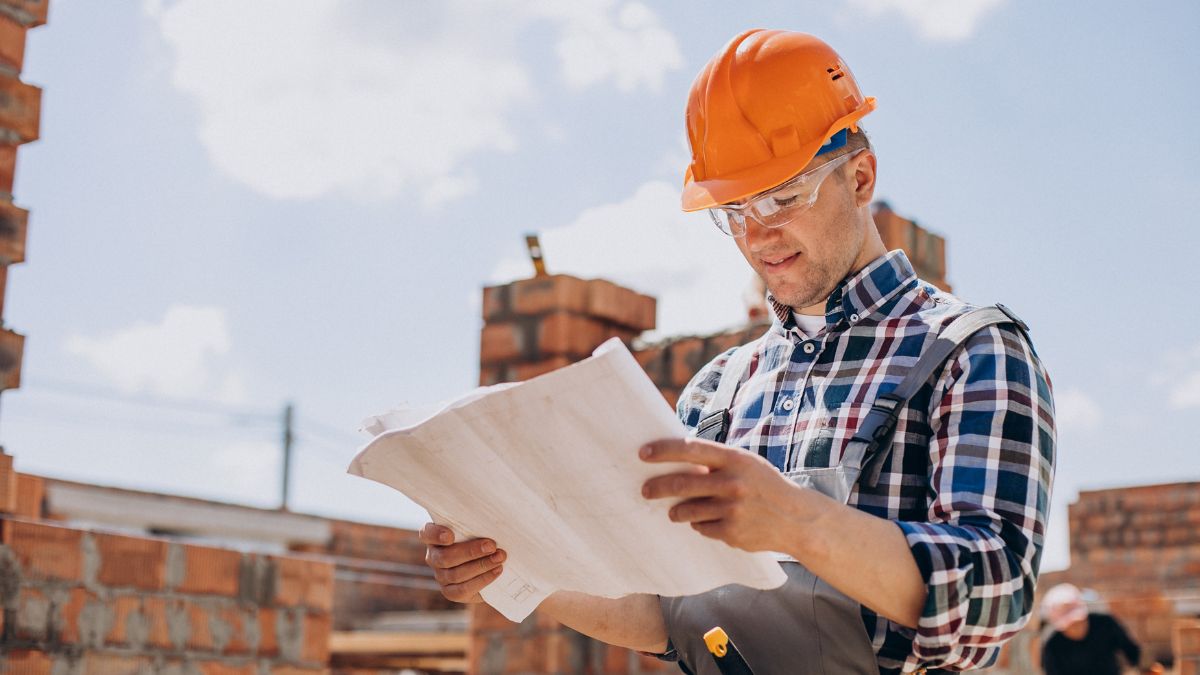 Construção civil: o setor segue aquecido, com oportunidades para pedreiros, ajudantes e profissionais técnicos/ senivpetro/Freepik