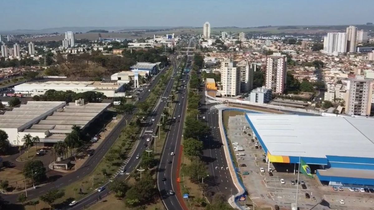 A base econômica da cidade surgiu com o ciclo do café, quando Ribeirão se tornou um polo exportador