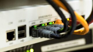A tecnologia mesh funciona criando uma rede inteligente formada por vários dispositivos