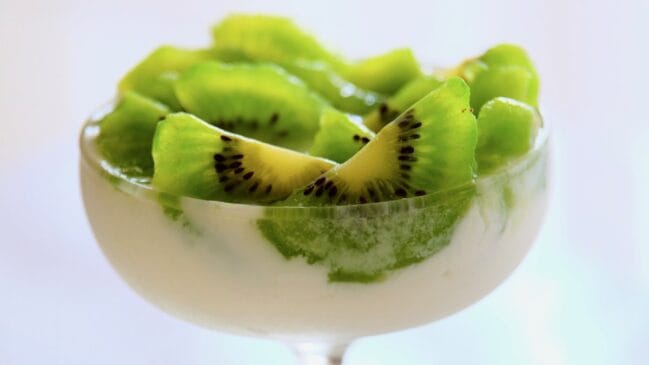 Refrescante e versátil, o kiwi combina perfeitamente com iogurte e frutas frescas / Pixabay