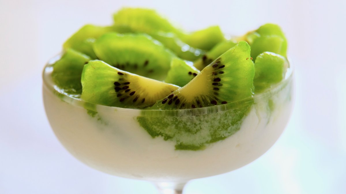 Refrescante e versátil, o kiwi combina perfeitamente com iogurte e frutas frescas / Pixabay