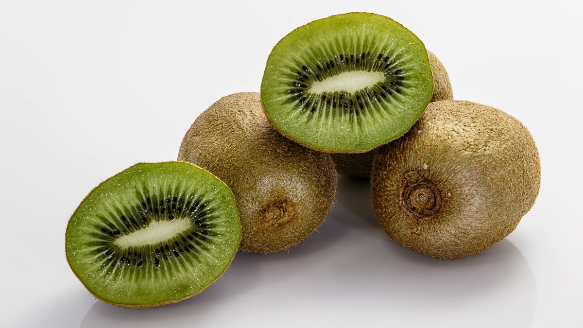 Rico em vitamina C, o kiwi fortalece o sistema imunológico e combate os radicais livres / Pixabay