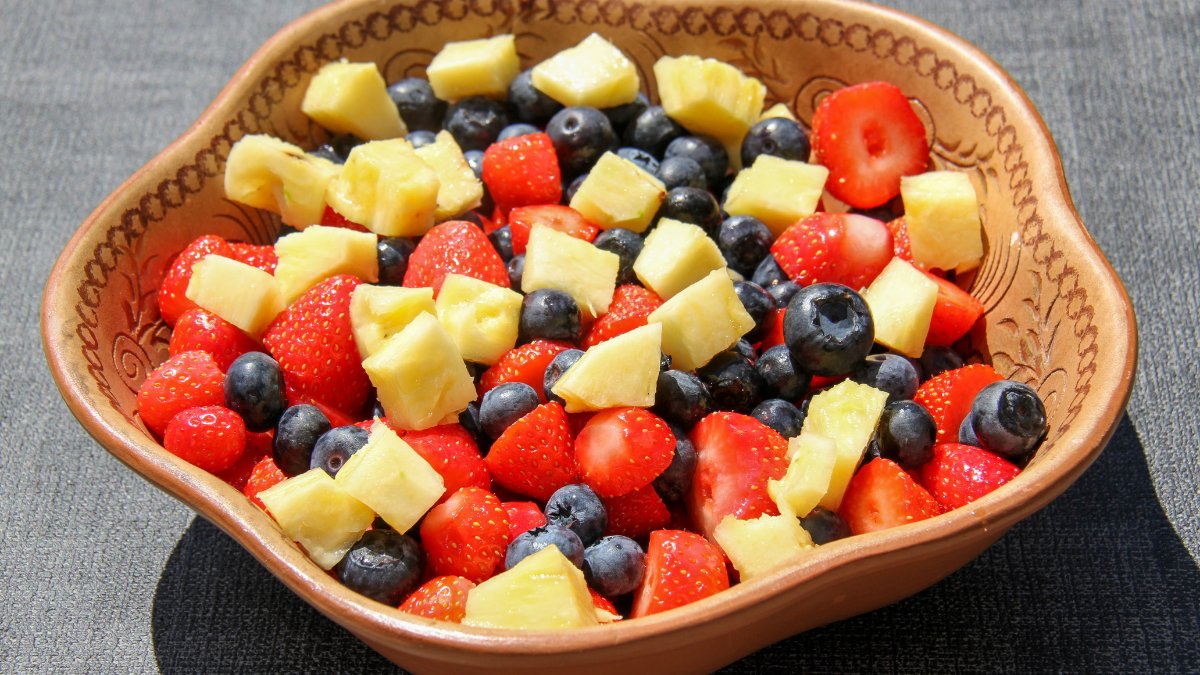 Versátil, o abacaxi combina com diversas frutas / Pixabay