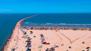  Em alguns trechos, a praia chega a ter 200 metros de largura, criando uma paisagem que parece infinita.