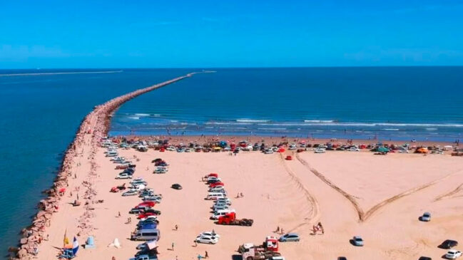 Em alguns trechos, a praia chega a ter 200 metros de largura, criando uma paisagem que parece infinita.