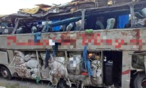 Logo depois, o ônibus tombou ao bater em um barranco de areia