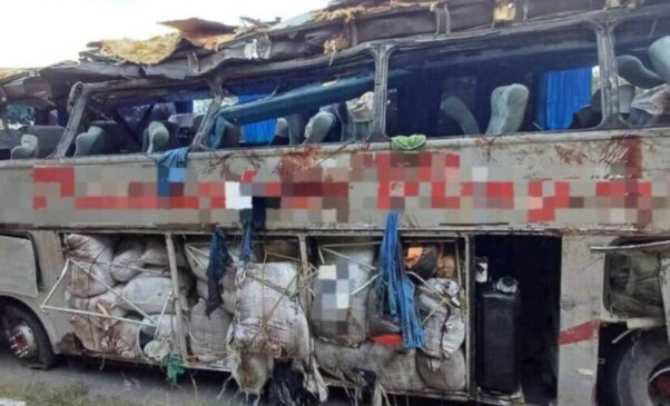 Logo depois, o ônibus tombou ao bater em um barranco de areia
