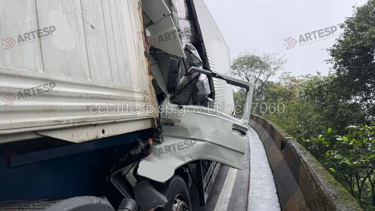 Acidente envolveu um caminhão e uma carreta