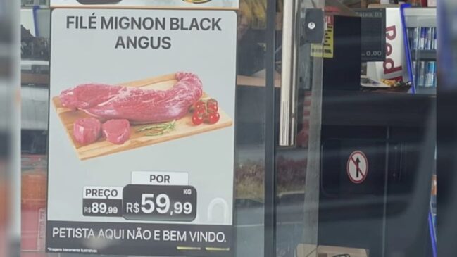Mensagem na porta do estabelecimento causou polêmica e levou o caso a ser protocolado no Ministério Público de Goiás