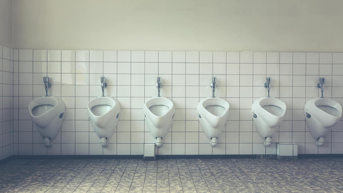 Faxineiros ajustaram o banheiro público no modo de abertura de portas por escaneamento de código (Max Vakhtbovycn/Pexels)