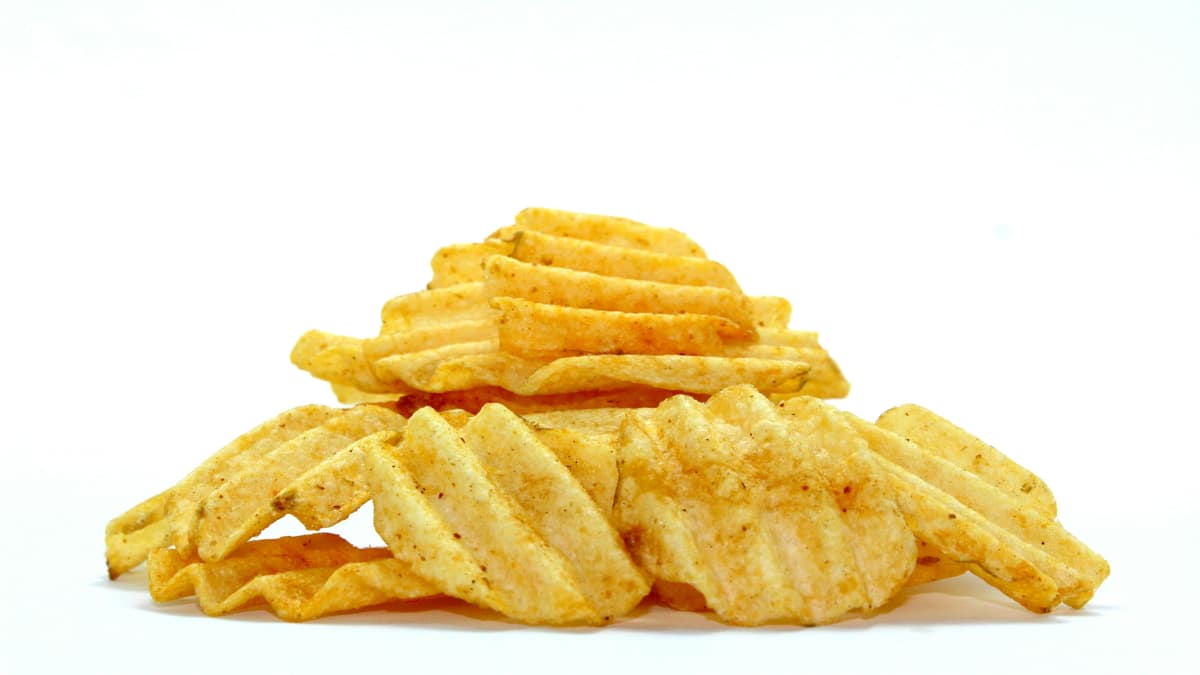 Por se tratar de um alimento ultraprocessado, o consumo de salgadinhos de pacote normalmente não é recomendado (icon0 com/Pexels)