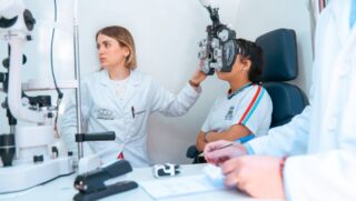 Após a triagem de cerca de 3 mil alunos, realizada com o teste de Snellen, aproximadamente 300 estudantes foram encaminhados para consultas