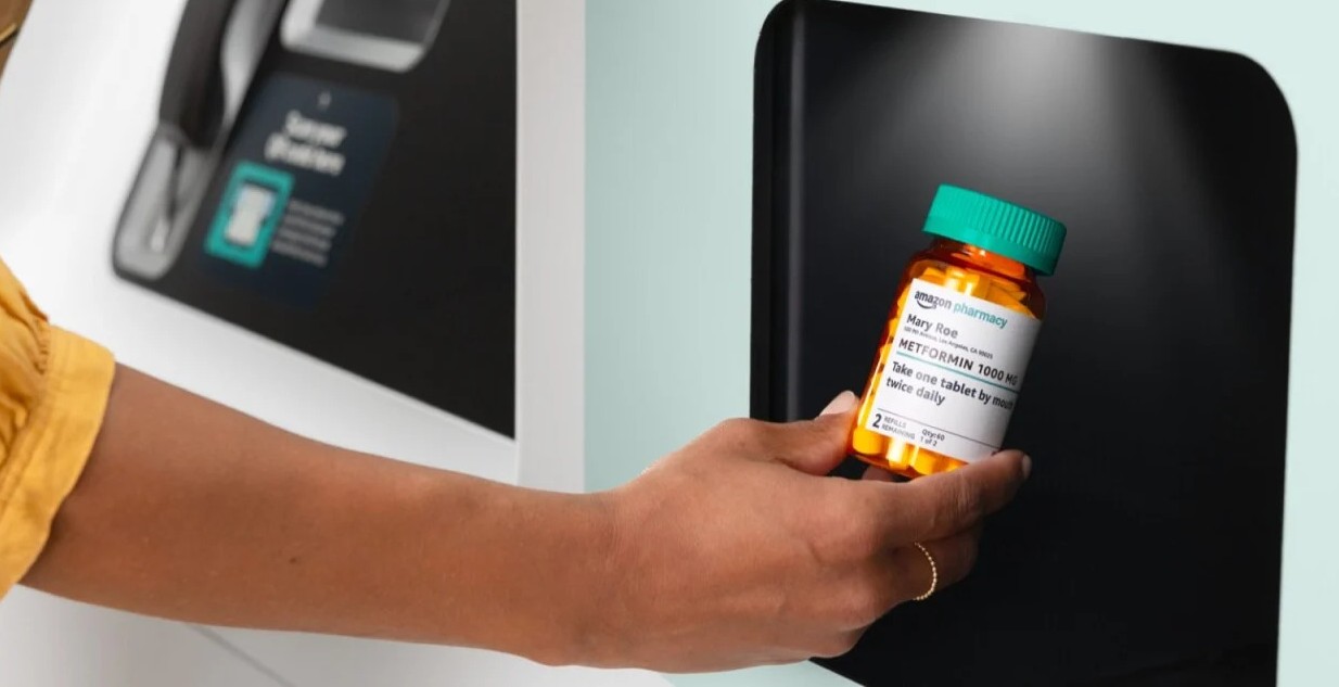 Mulher retira seu medicamento em 'quiosque' automático da Amazon após consulta