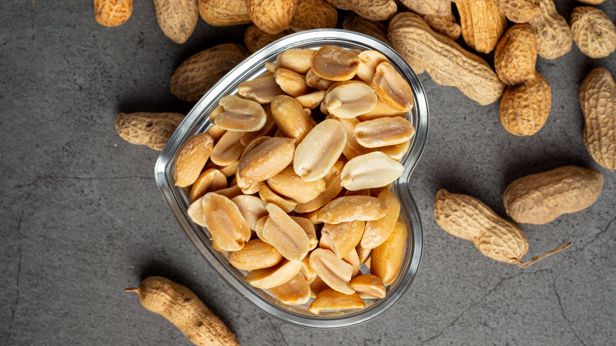 Rico em proteínas e gorduras boas, o amendoim surpreende pelos seus benefícios cardiovasculares e cognitivos