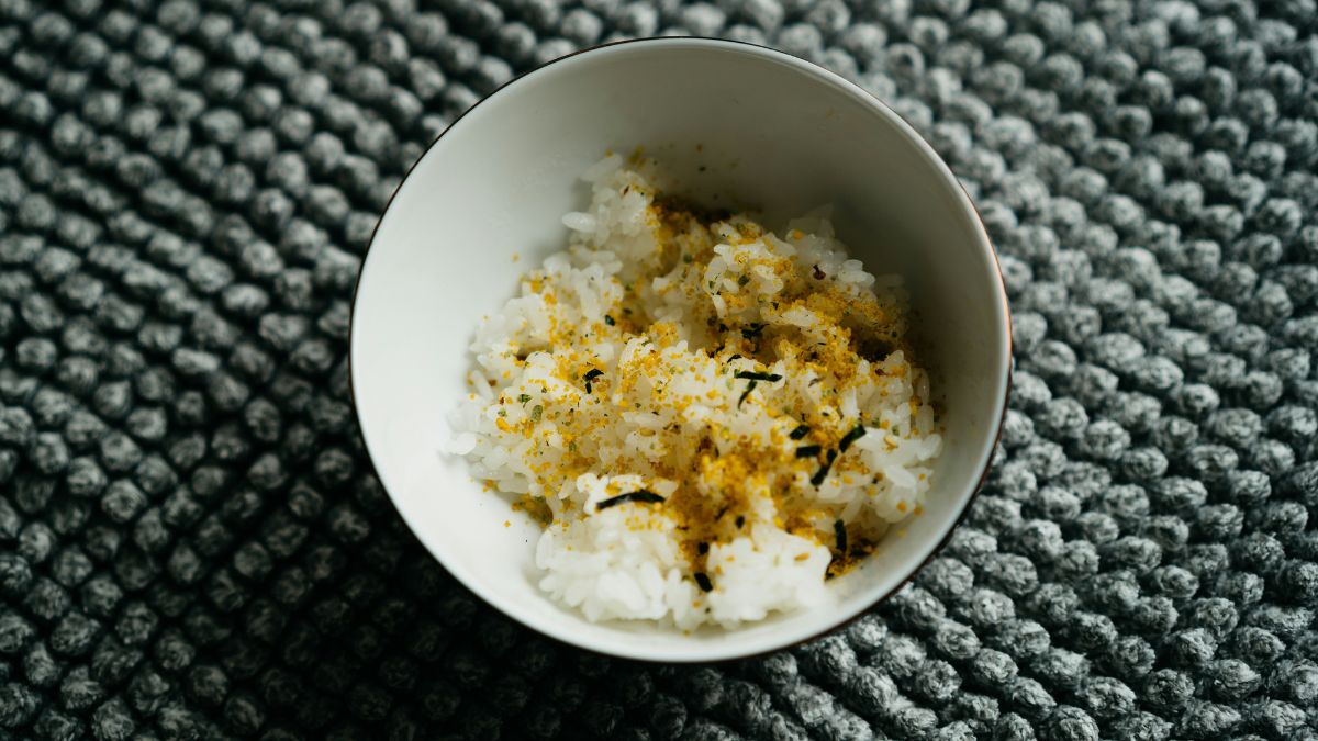 É uma receita tradicional em diversas regiões do Brasil, especialmente como acompanhamento de carnes e peixes/Unsplash