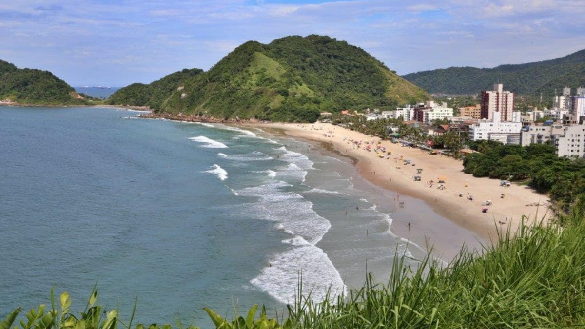Cerimônia de entrega do selo Bandeira Azul 2025 será realizada no Guarujá, reunindo autoridades e representantes ambientais de todo o país (Divulgação/PMG)
