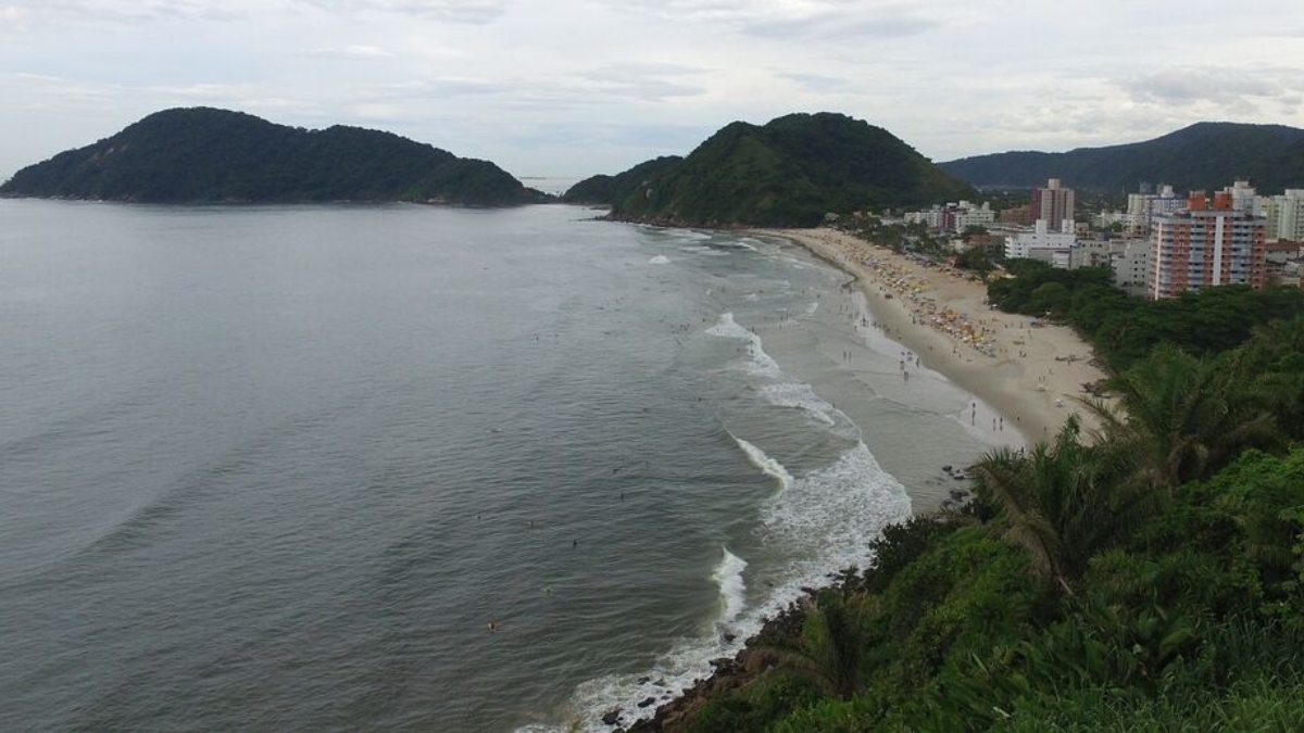 Vista aérea da Praia do Tombo, no Guarujá (SP), que conquistou seu 16º selo Bandeira Azul e se tornou a mais premiada da América do Sul (Daniel Vilaça/GSP)
