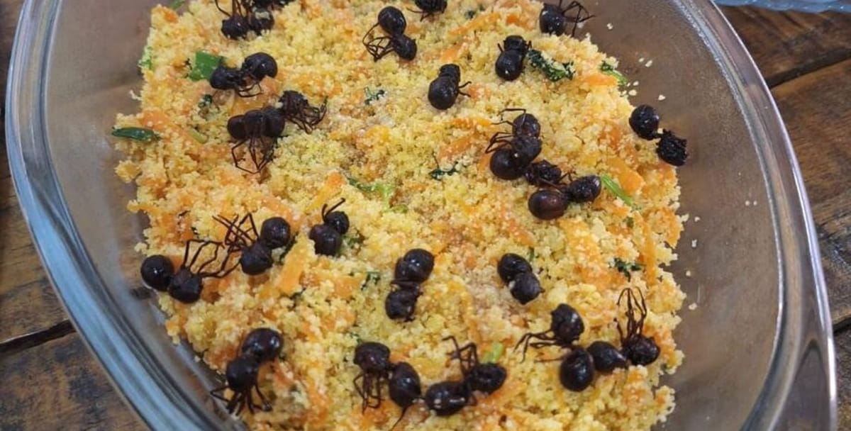 Natural do Nordeste, Dona Piquena trouxe para Cubatão um sabor ancestral: a farofa de tanajura, também chamada de farofa de formiga.