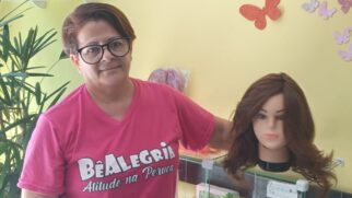 As perucas são feitas com fios de cabelos naturais e de vários modelos e tamanhos