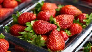 Você já reparou que as bandejas de morango no mercado estão organizadas de maneira mais ordenada, com frutas quase do mesmo tamanho, cor e forma?