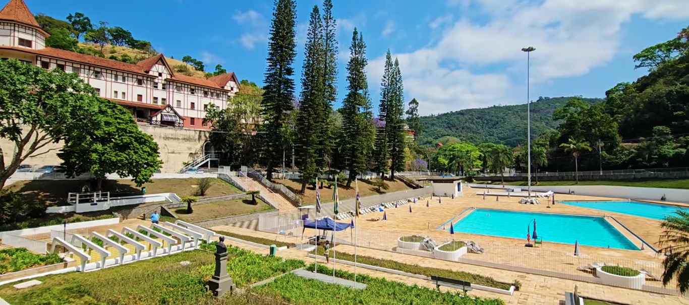 A título de curiosidade, em 1901, um médico curou a perna de seu tio, que era pároco em Lindóia, utilizando águas que jorravam de um morro